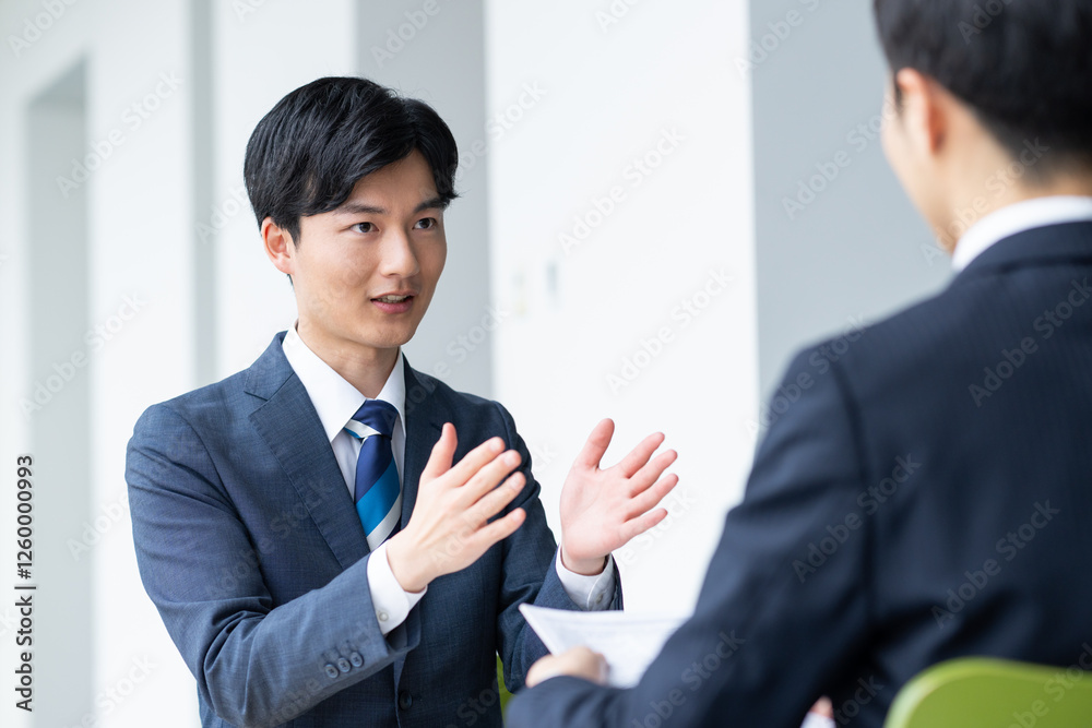 営業する若いビジネスマン 撮影協力:スカパー東京メディアセンター 営業する若いビジネスマン 撮影協力:スカパー東京メディアセンター