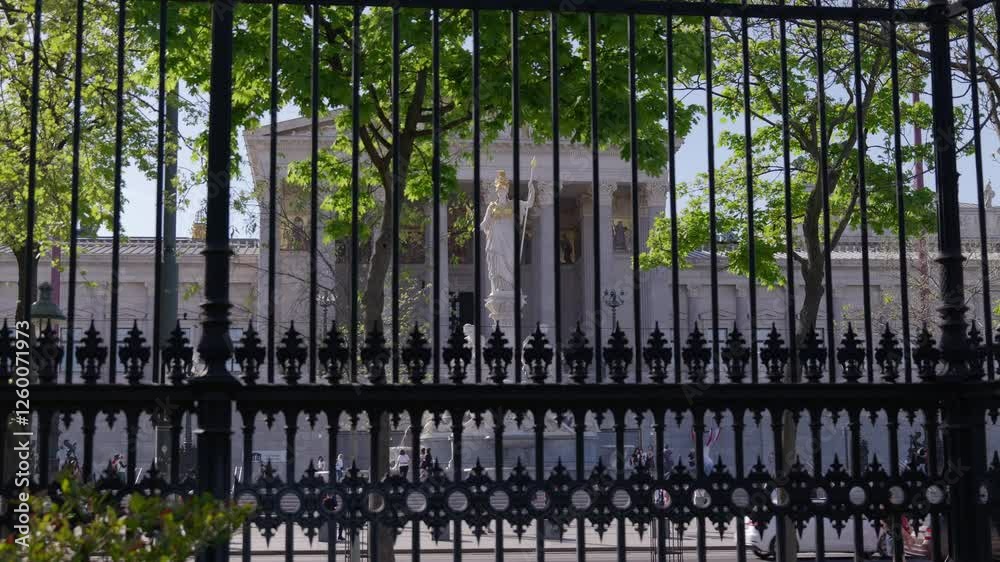 Ein Spaziergang entlang des österreichischen Parlaments – Majestätische Architektur, beeindruckende Säulen und historische Bedeutung prägen dieses Wahrzeichen im Herzen von Wien