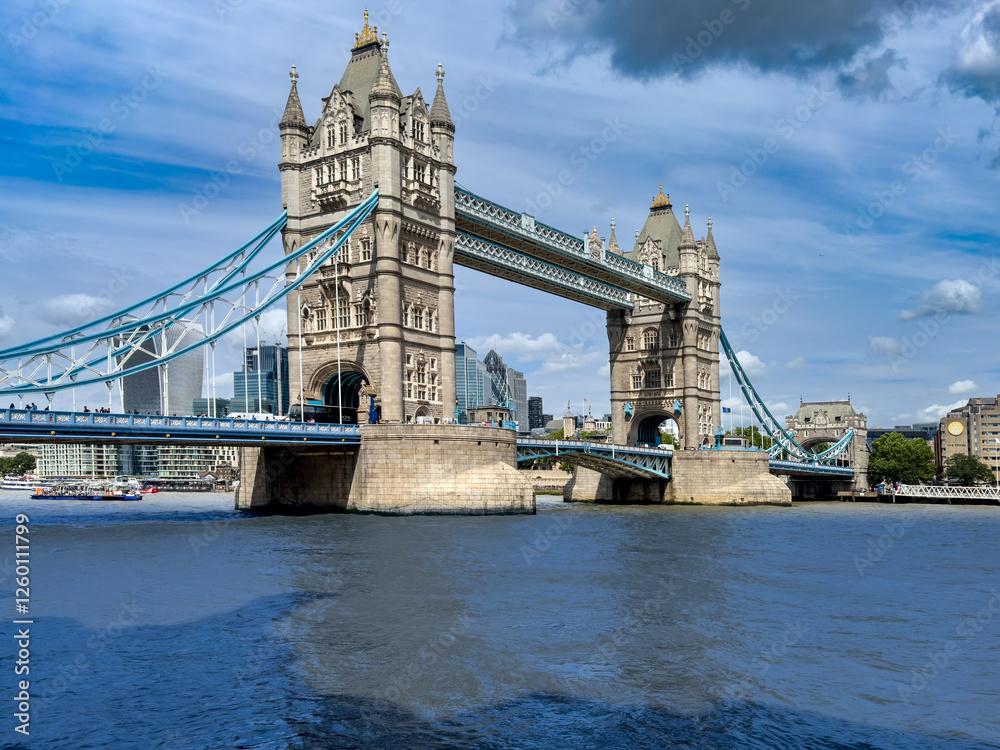 Obraz premium The Tower Bridge over the Thames river in London, England, in summer.