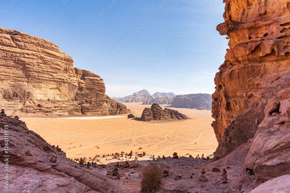 Fototapeta premium Krajobrazy, formacje skalne i przyroda pustyni Wadi Rum,