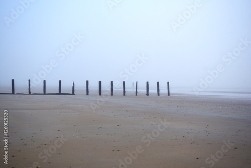 Saint-Malo en hiver, plage du Sillon, brouillard et brise-lames photo