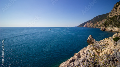 Blick von Porto Venere auf das blaue Mitelmeer in Ligurien, Italien