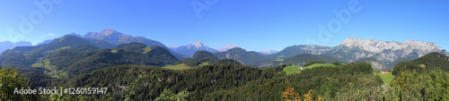 Panoramablick in die Bergwelt von Salzburg und Berchtesgaden. Wanderung auf den kleinen Barmstein in Hallein photo