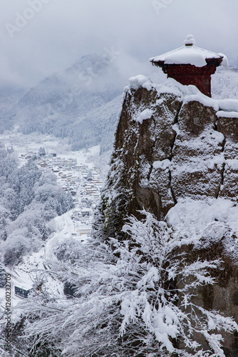雪景色の山寺