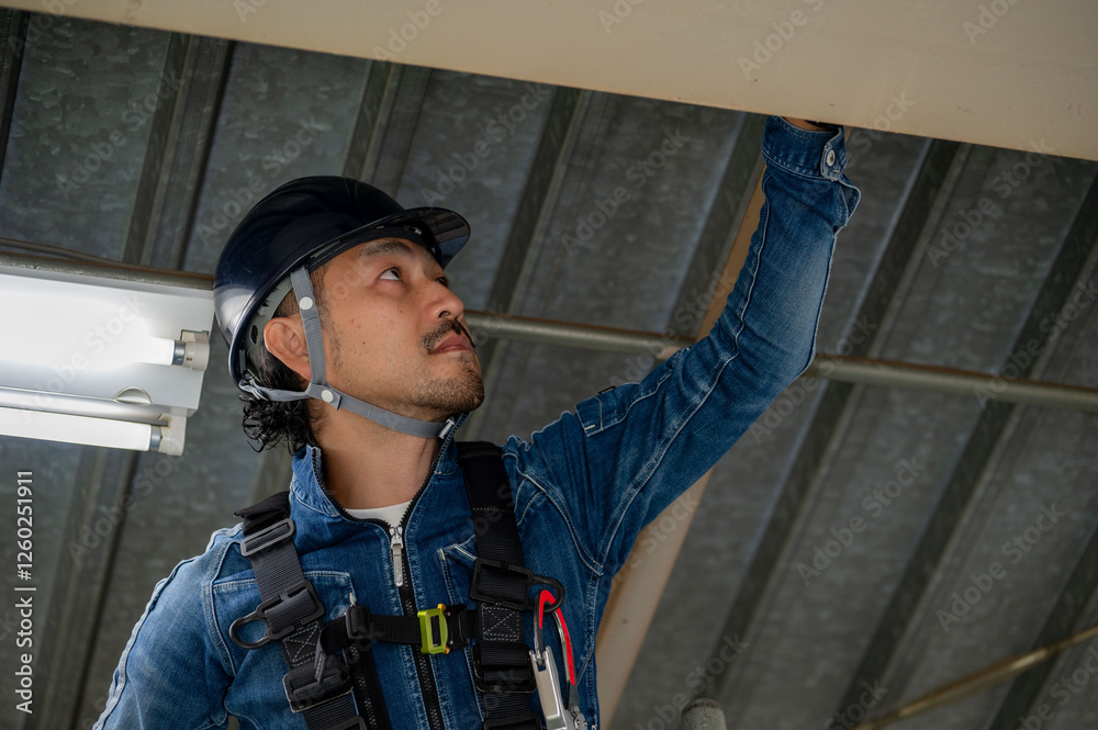 点検作業をする日本人男性作業員