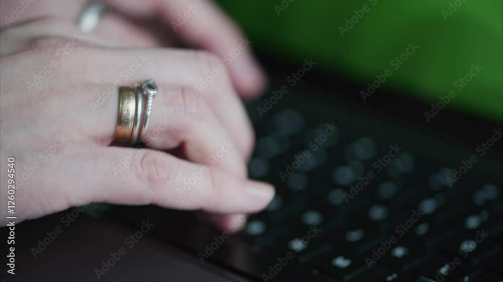 Scrivere digitare su computer portatile