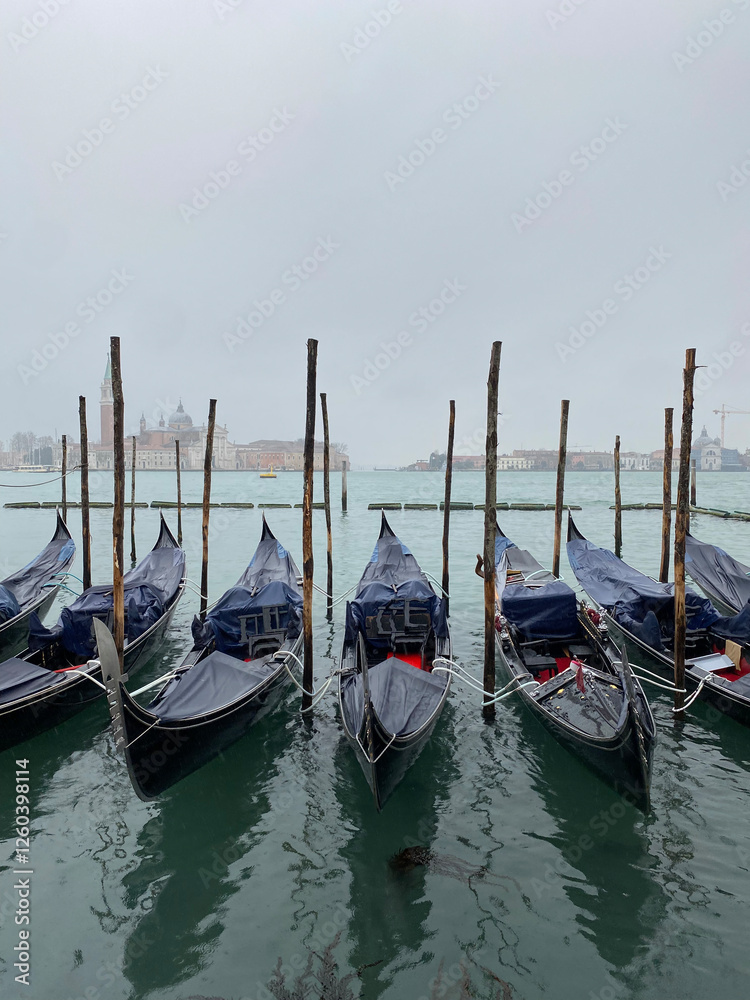 Obraz premium Gondolas boats under the rain moored at San Marco in the Grand Canal, Venice, Italy.