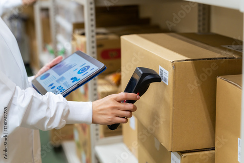 ハンディターミナル、物流、倉庫、検品、バーコード、在庫、管理、ロジスティクス、DX、RFID、IDタグ、スキャン、スキャナー、タブレット、クラウド、デジタル、デジタルトランスフォーメーション、ダンボール、荷物、センター、白衣、配送、配達、バーコードリーダー、ピッキング、トレーサビリティ、追跡、WMS、読み取り、検査、チェック、点検、製品、工場、出荷、データ、仕事、手元、商品、棚卸し、EC、画面、O photo