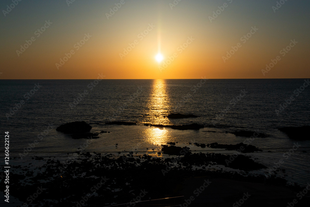 静かな海に沈む夕陽
静かな海に沈む夕陽