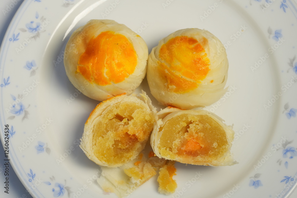A snack that Thai people like to eat is called Popiah. Inside is a filling of beans and salted eggs. A snack that Thai people like to eat is called Popiah. Inside is a filling of beans and salted eggs.