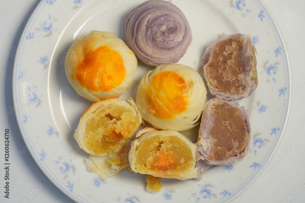 A snack that Thai people like to eat is called Popiah. In the picture, there are 2 fillings: taro and salted egg bean. A snack that Thai people like to eat is called Popiah. In the picture, there are 2 fillings: taro and salted egg bean.