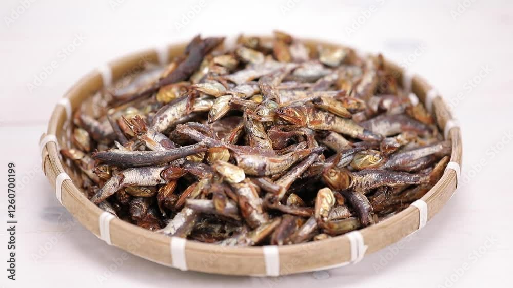 테이블 위의 마른 멸치가 가득 담긴 바구니 테이블 위의 마른 멸치가 가득 담긴 바구니
