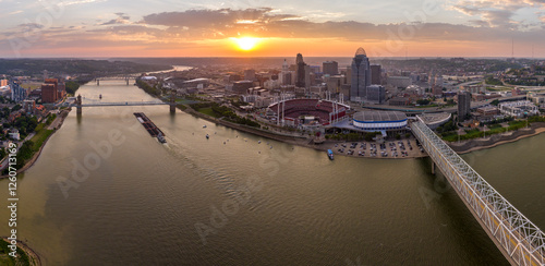 Canvas-taulu Sunset urban landscape of downtown district of Cincinnati city in Ohio, USA