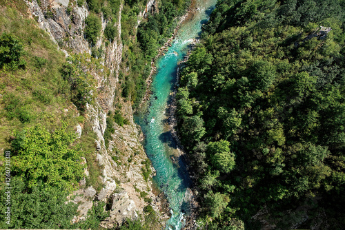 Obraz na płótnie Discovering the hidden beauty of a vibrant river weaving through rugged cliffs w salonie