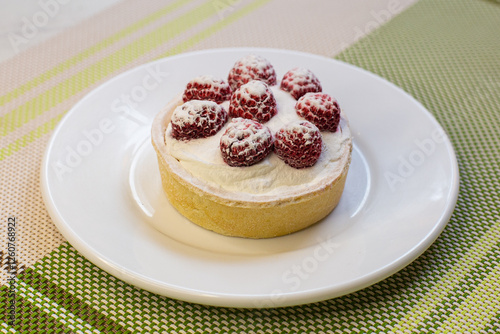 Obraz na płótnie Strawberry tart on a white plate on a green tablecloth w salonie