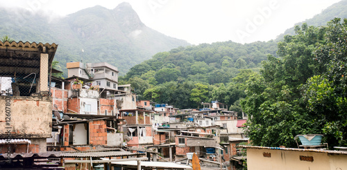 Favela  adossée aux colines de Rio de Janeiro