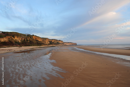 Lever de soleil sur la plage de Omaha Beach en Normandie