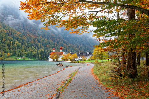 Schilderij op canvas Beautiful scenery of Lake Konigssee with famous St