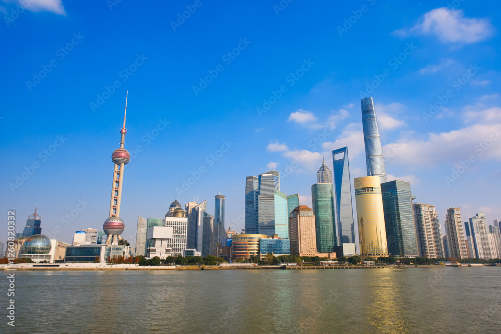 Obraz premium 中国 上海市、外灘から見る浦東新区の高層ビル群