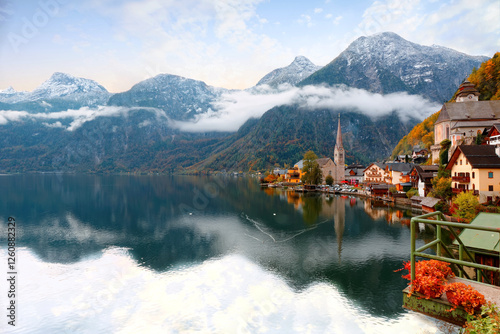 Obraz na płótnie Early morning view of Hallstatt with beautiful reflections on smooth lake water,