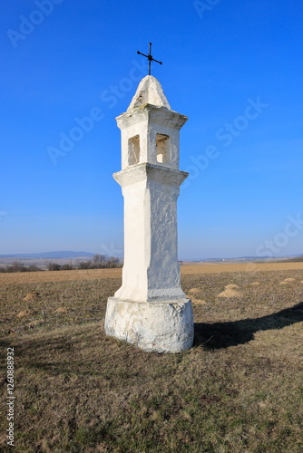 Ein typisches Wegkreuz oder Marterl in der Landschaft des niederösterreichischen Weinviertels
