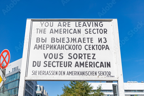 Obraz na płótnie Checkpoint Charlie Sign w salonie