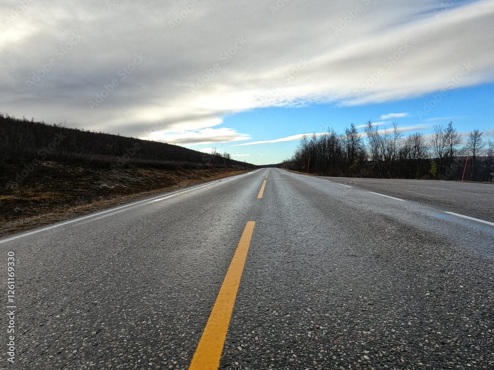 Obraz premium Endless Journey: Open Road under a Sweeping Sky