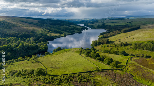 Canvas-taulu Errwood reservoir during afternoon in Derbyshire, England.