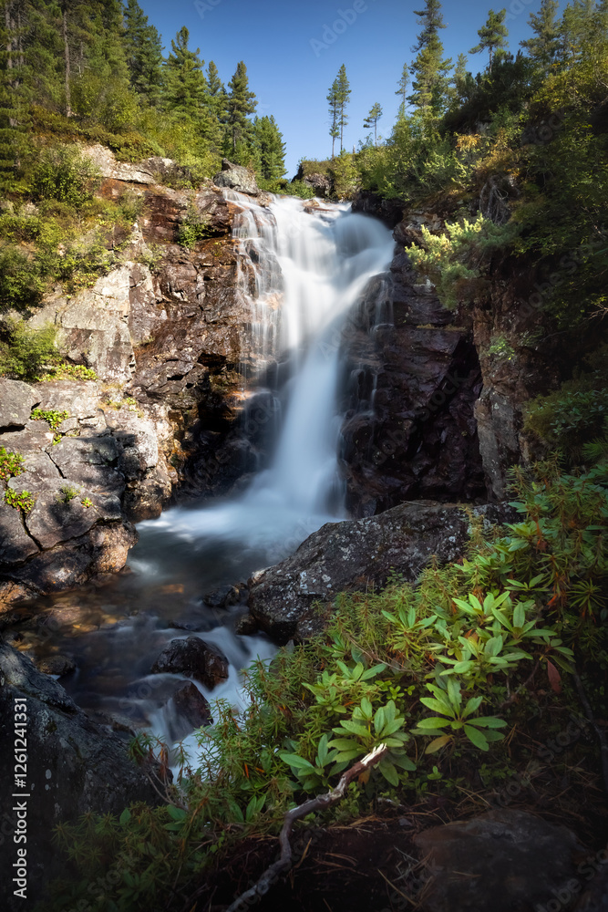 Obraz premium waterfall on the Podkomarnaya river in the Khamar-Daban mountain range
