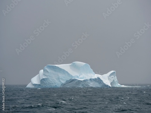 Eisberg im Südatlantik in der Nähe von Südgeorgien photo