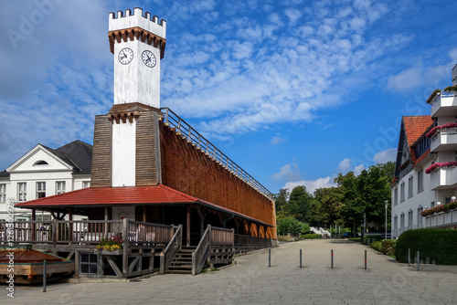 Bad Salzuflen: The image shows a large clock tower with a red roof and a white tower with two clocks on top.
