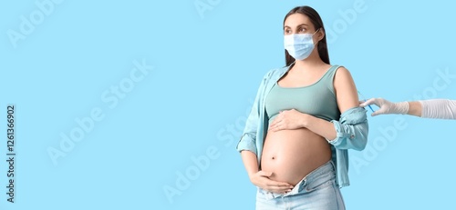 Young pregnant woman receiv...