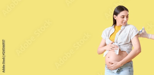 Young pregnant woman receiv...