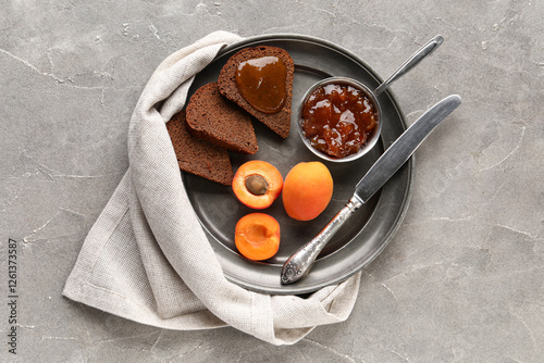 Apricot jam in bowl with da...