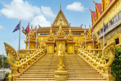 Quadro su tela Wat Kean Kleang golden buddhist pagoda temple walls, stairs and statues with man