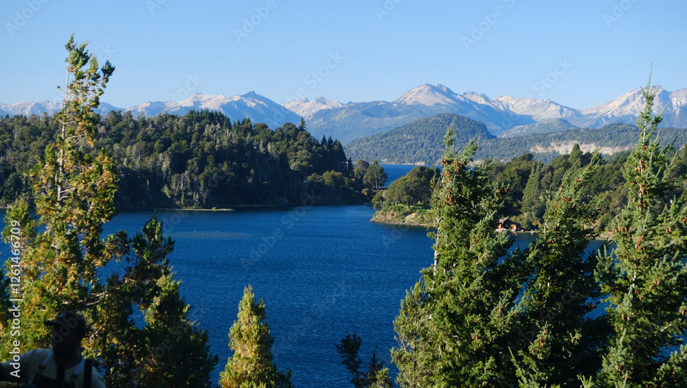 Obraz premium blue lake among mountains and forest