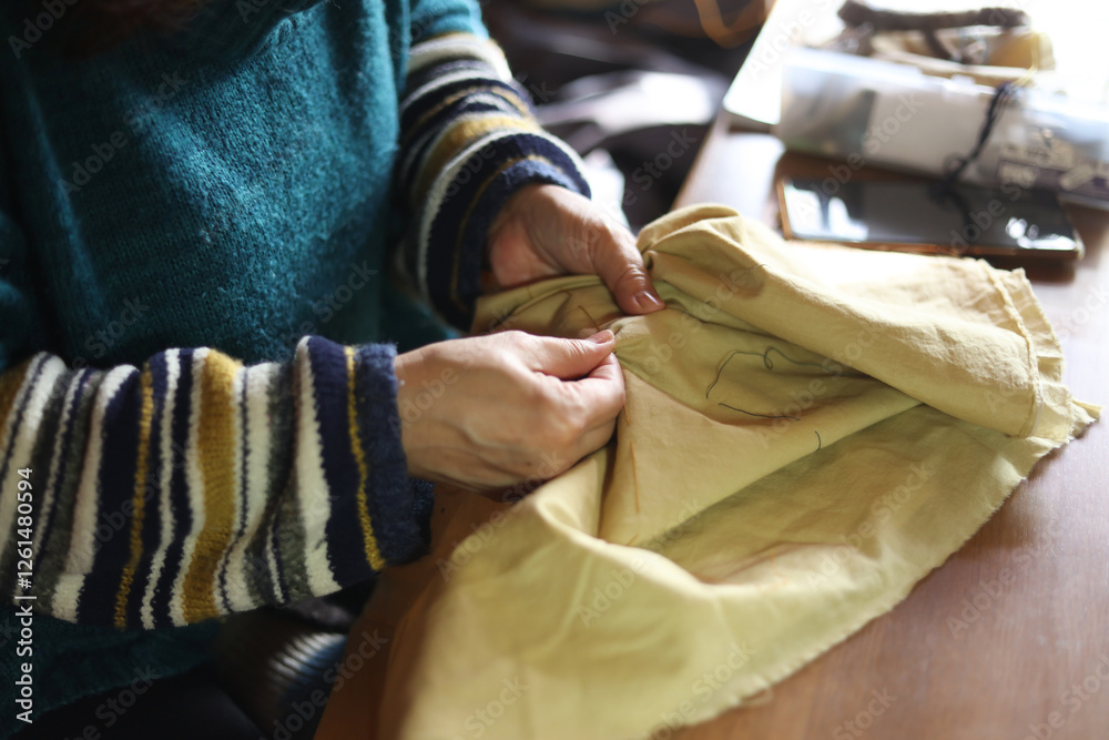 Obraz premium 手縫いで刺繍する女性