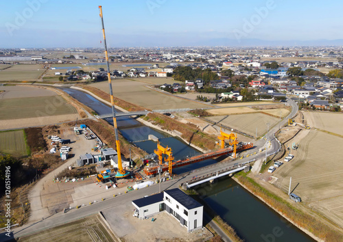 道路拡張のための橋の架け替え工事　新しい橋の建設工事風景空撮