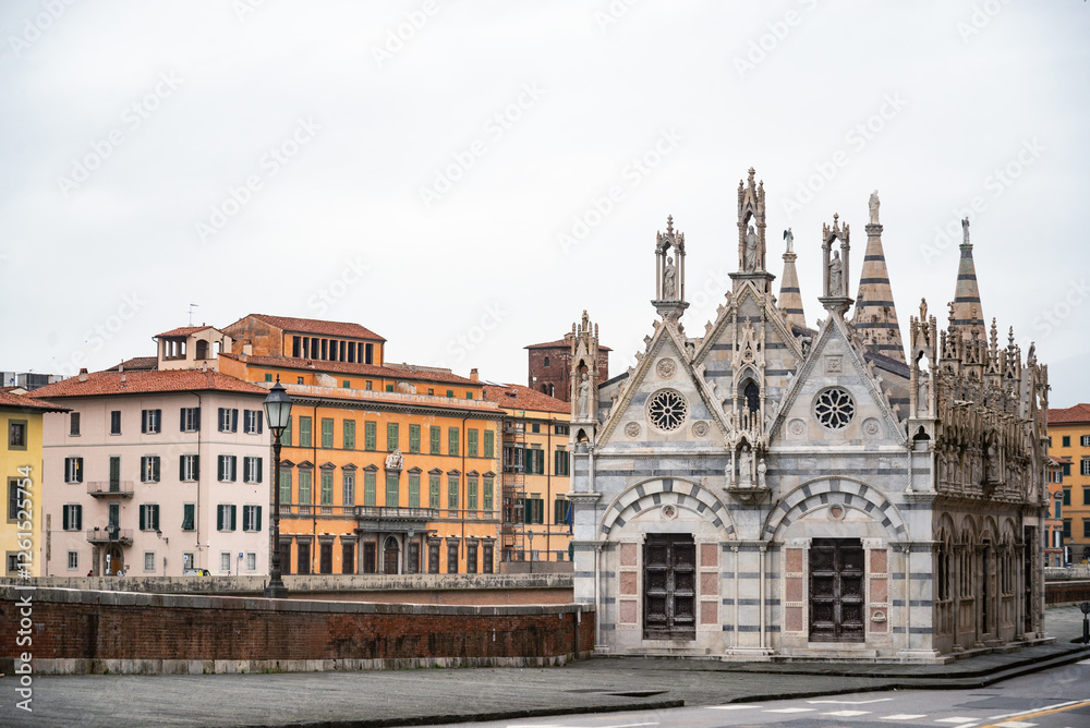 Naklejka premium Famous small church Santa Maria della Spina on the bunks of beautiful Arno River in Pisa, Italy.