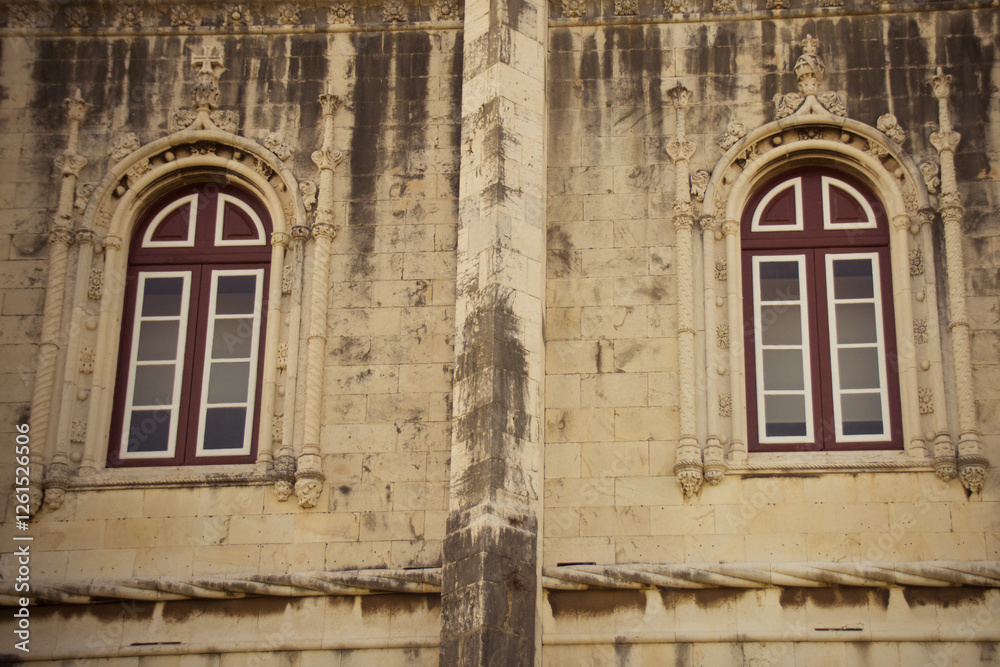 Obraz premium Ornate Gothic-style windows of the Jerónimos Monastery in Lisbon.