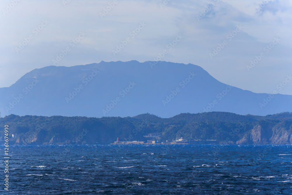 振り返ると新島の2つの山と利島、鵜渡根島が見える。
新島港に接岸する東海汽船さるびあ丸。
東京都伊豆諸島新島 - 2024
振り返ると新島の2つの山と利島、鵜渡根島が見える。
新島港に接岸する東海汽船さるびあ丸。
東京都伊豆諸島新島 - 2024