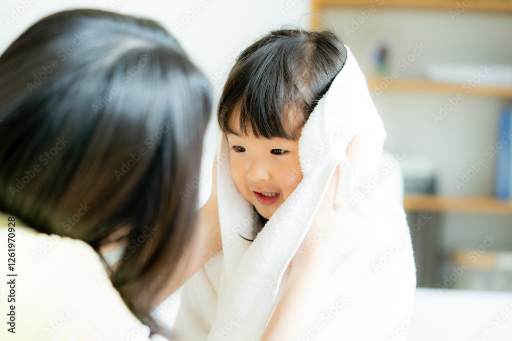 女の子の髪の毛を拭くママ 女の子の髪の毛を拭くママ