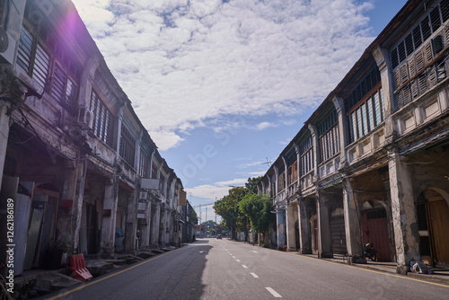 Quadro em tela Old Street with Vintage Houses in Historic George Town, Penang