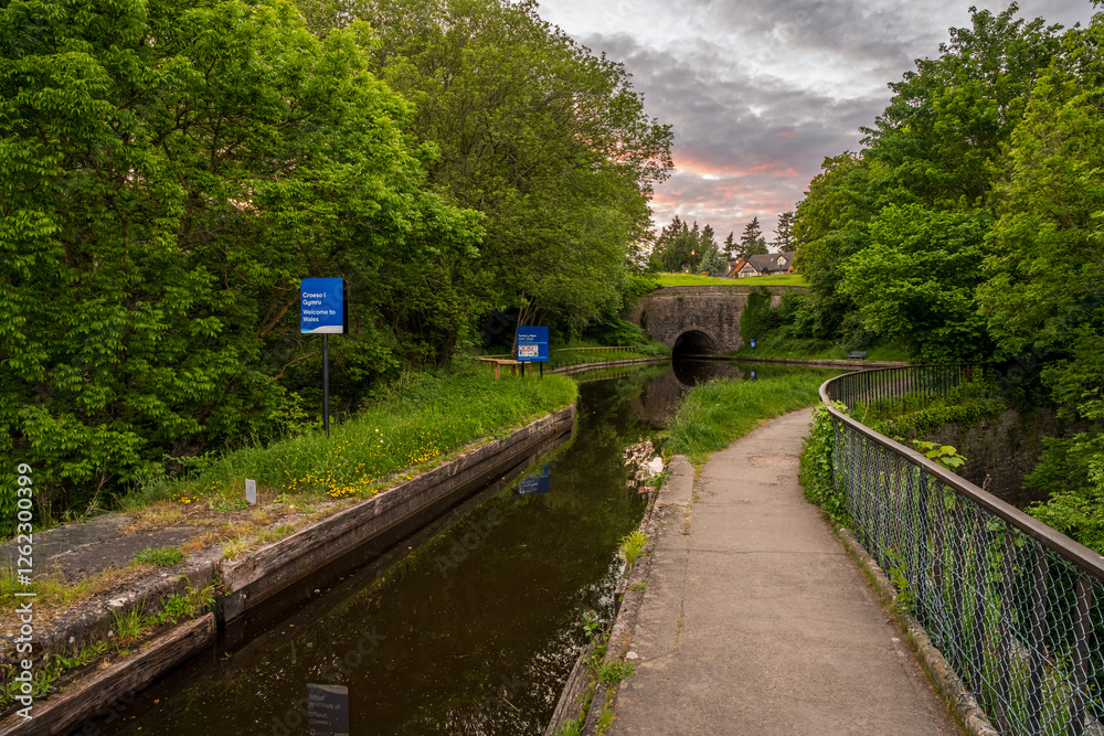 Fototapeta premium Evening mood at the Chirk Aqueduct & Viaduct, Wales, UK