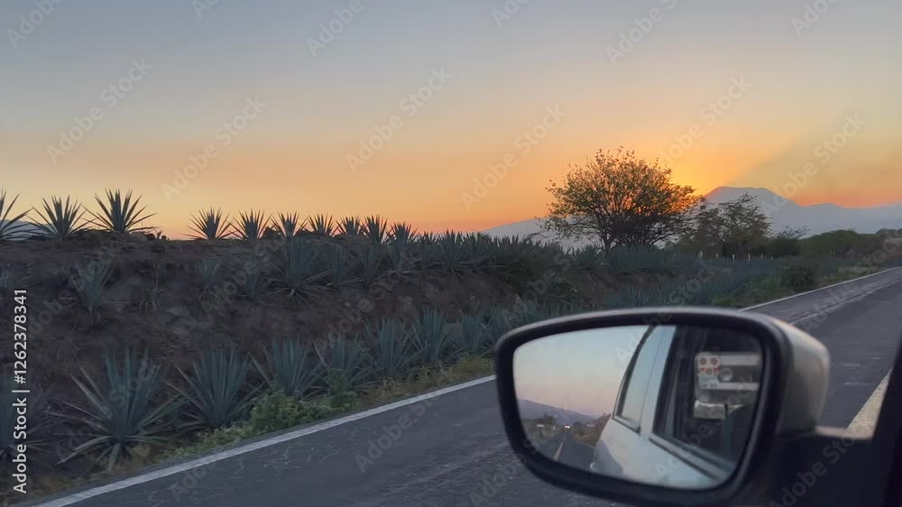 Montañas que se hacen en treking o atardeceres en carro que se ve el sol. Mochilero y vida de filmmaker o nomada digital religioso, contemplativo y amoroso,