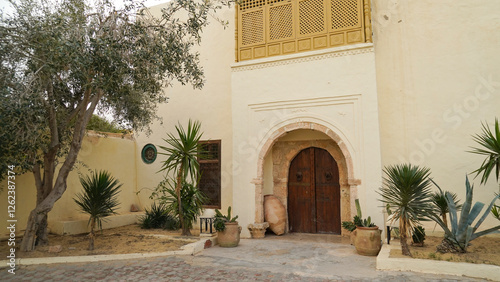 Il pittoresco villaggio di Hara Sghira Er Riadh al centro dell'isola di Djerba, sede del progetto artistico Djerbahood che lo ha trasformato in una galleria d'arte a cielo aperto grazie alle centinaia