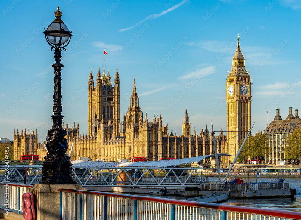 Fototapeta premium Houses of Parliament and Big Ben seen from Queen's Walk, London, UK