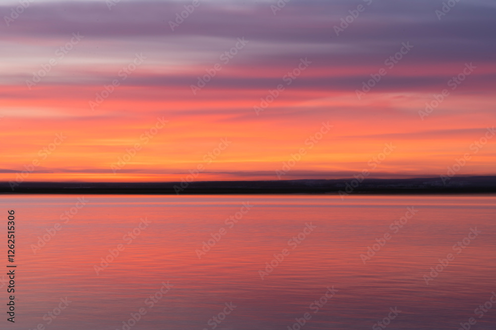 Obraz premium Atardecer de colores vibrantes cerca del Río