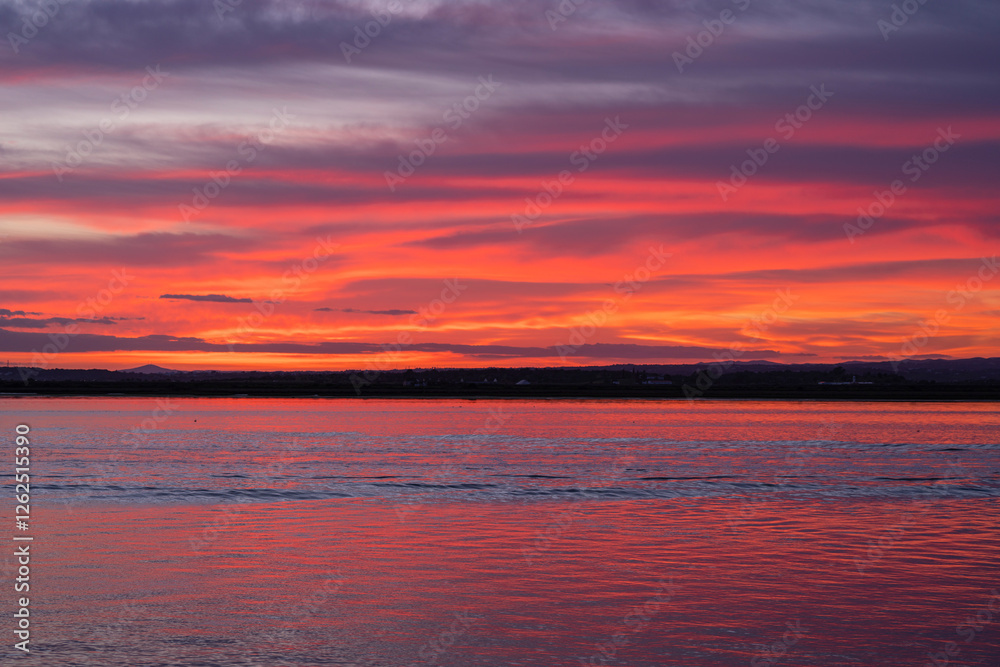 Obraz premium Atardecer de colores vibrantes cerca del Río