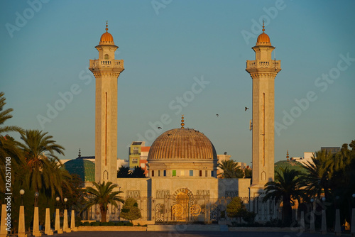 La Moschea e il Mausoleo di Bourguiba, leader della lotta per l'indipendenza e fondatore della Tunisia moderna, costruito a partire dal 1963, sullo stile dei tipici santuari islamici dedicati ai santi photo